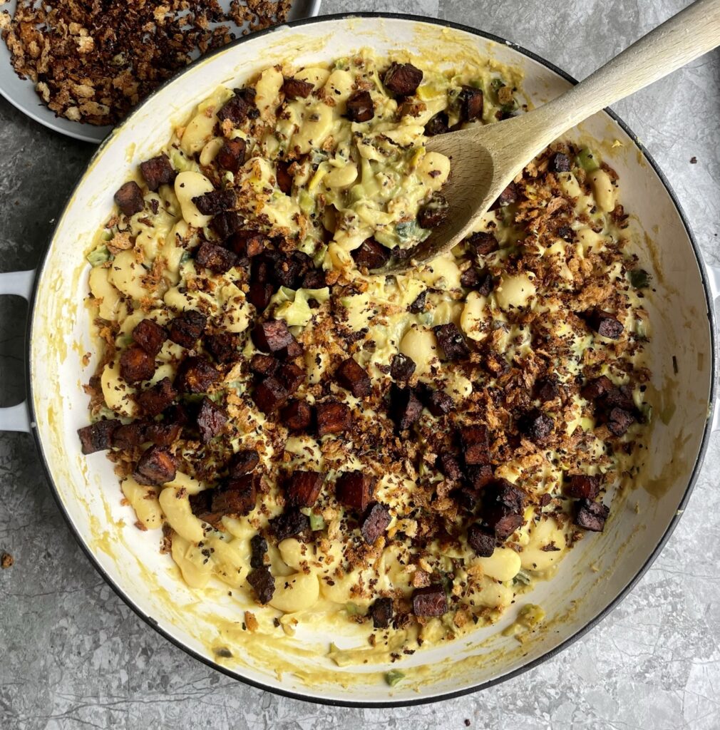 Creamy butter beans with leeks and tofu bacon lardons