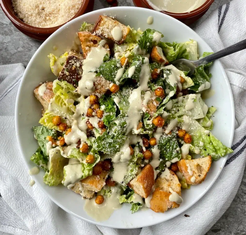 Romaine lettuce, crunchy chickpeas and chunky ciabatta croutons topped with a creamy caesar dressing and vegan parmesan