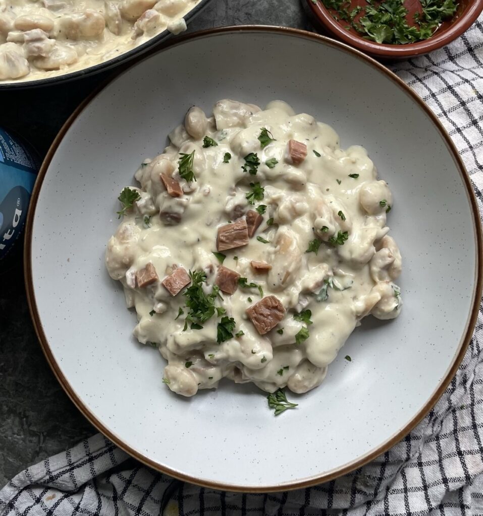 Creamy carbonara style butter beans topped with plant based bacon