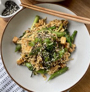Instant noodles cooked in a sweet and savoury sauce with crispy golden tempeh and vegetables
